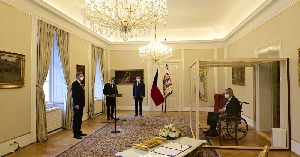 Фотофакт: Президент Чехии назначил нового премьера, сидя в стеклянной клетке