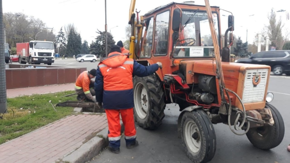 Важные гидрообъекты Одессы коммунальщики поддерживают в рабочем состоянии. Фото