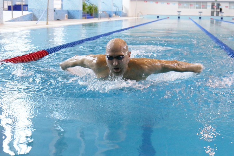 Категорию 20+ «Метеор» приглашает на тренировки: чему научат новичков и мастеров плавания