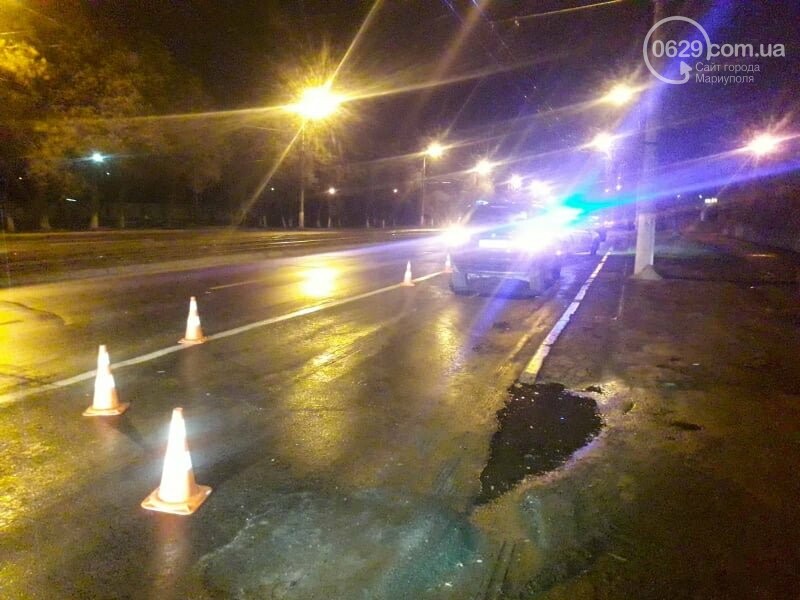 "Черный бумер" сбил женщину на Никопольском проспекте в Мариуполе, - ФОТО