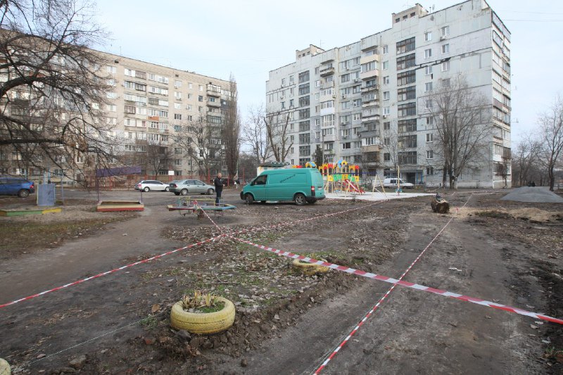Жители трех многоэтажек в Новомосковске с нетерпением ждут окончания масштабной реконструкции двора (ФОТО)