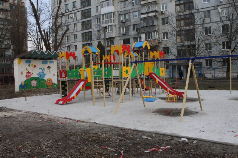 Жители трех многоэтажек в Новомосковске с нетерпением ждут окончания масштабной реконструкции двора (ФОТО)