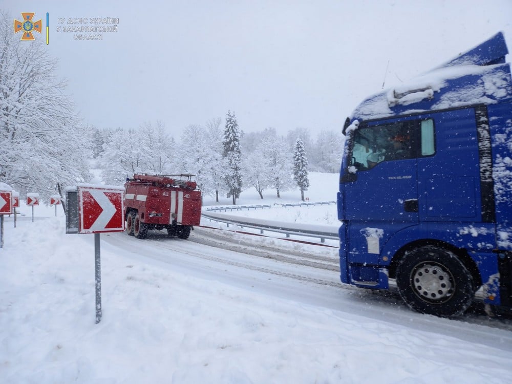 Из-за сильного ветра и снега 130 сел в двух областях Украины остались без электричества