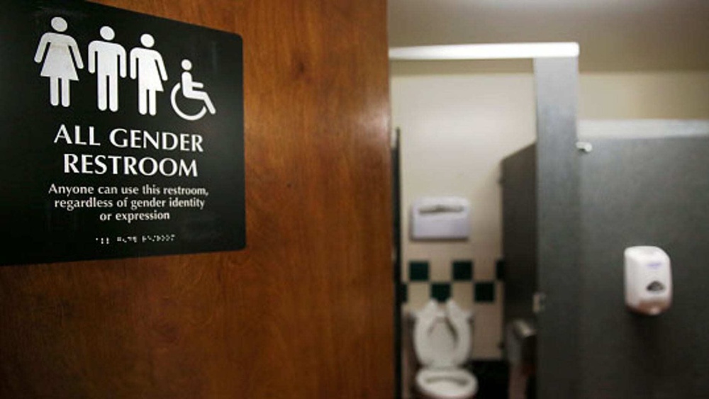 В школах Чикаго туалеты решили поменять на "гендерно-нейтральные"