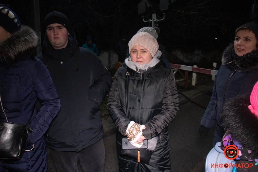 В Днепре жители поселка Шевченко перекрыли железнодорожный переезд: почему