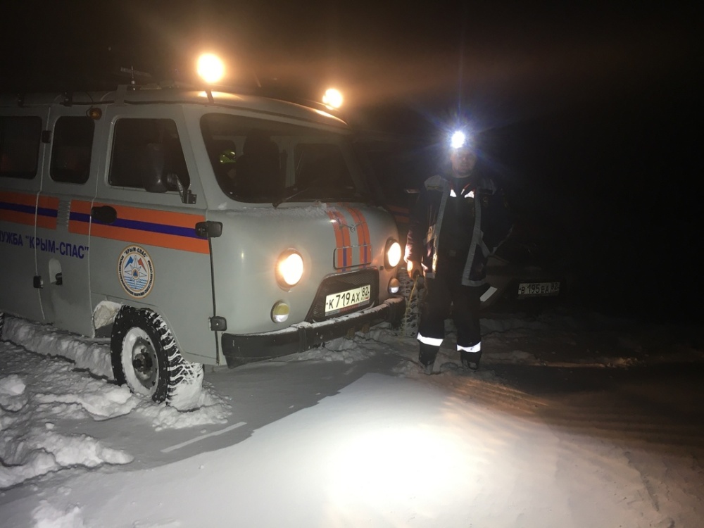 В Крыму сотрудник турфирмы спас заблудившихся в горах пожилых женщин