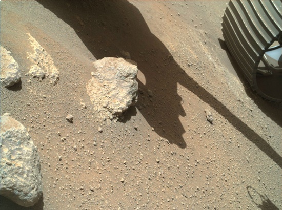 Марсоходу Perseverance пришлось сбросить последние собранные образцы грунта, чтобы починить заклинивший бур