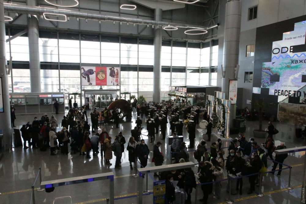 В одесском аэропорту военный оркестр почтил память защитников ДАП