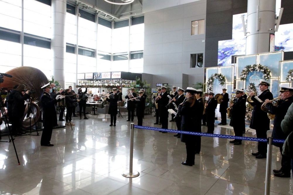В одесском аэропорту военный оркестр почтил память защитников ДАП