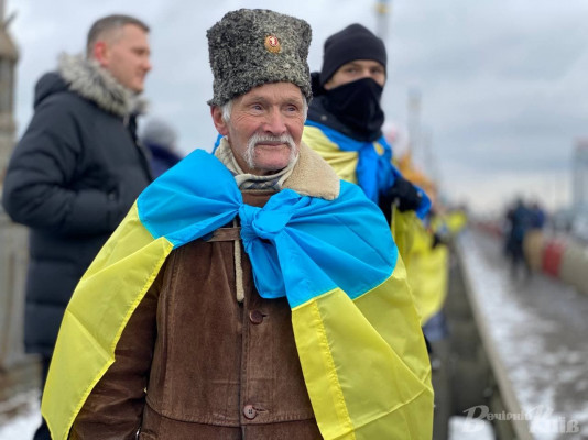 Киевляне отметили День Соборности живой цепью на мосту Патона и возложением цветов (фото, видео)