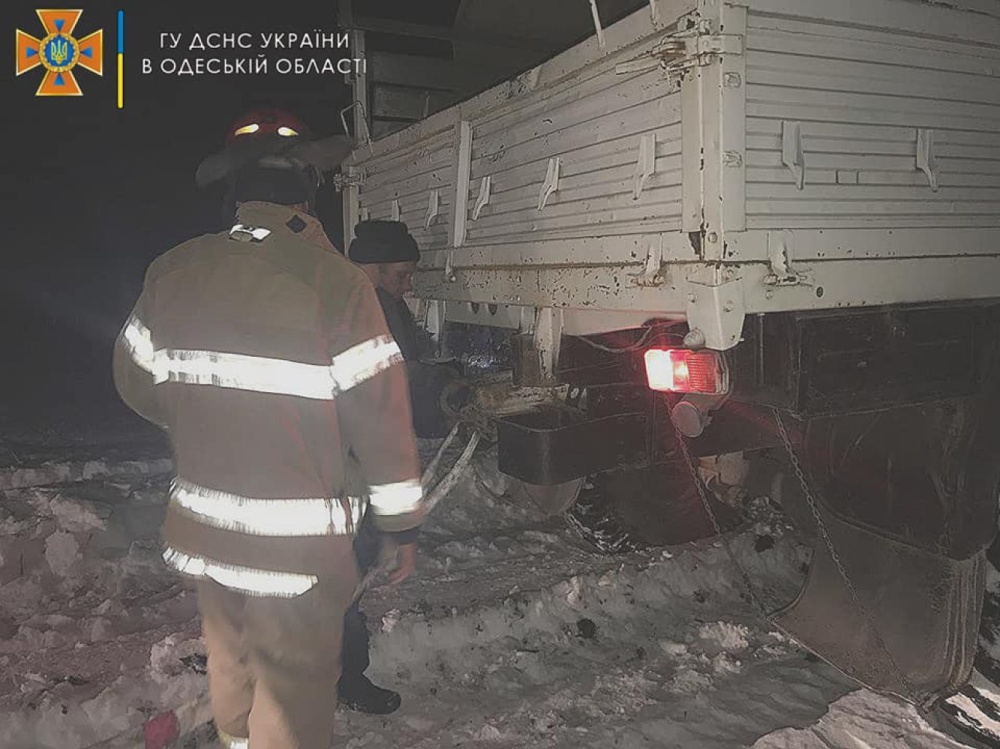 В Одесской области спасатели достали грузовик из снежного заноса