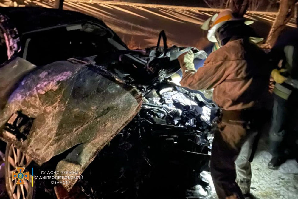 На трассе возле Пятихаток Mazda съехала в кювет: водительницу доставали спасатели