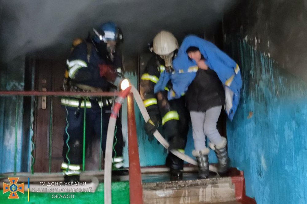 Спасатели Кривого Рога на пожаре спасли женщину