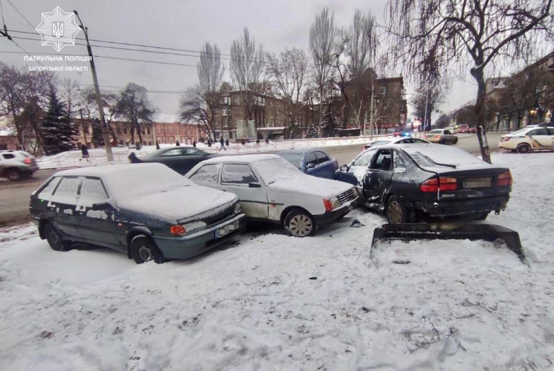 В центре Запорожья водитель "Ланоса" спровоцировал тройное ДТП