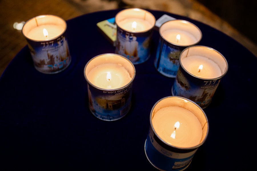 Зажгли свечи и помолились: в Днепре почтили память жертв Холокоста (ФОТОРЕПОРТАЖ)