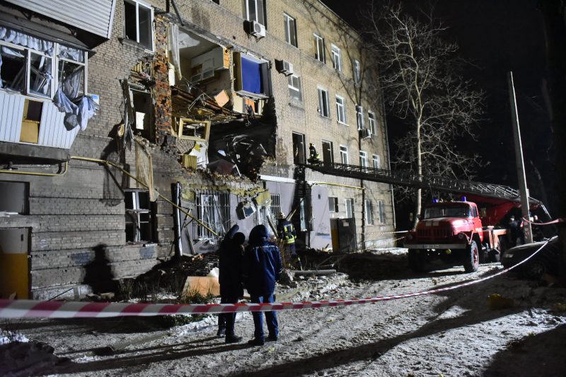 В запорожской многоэтажке произошел взрыв: разрушена часть дома, один человек погиб, жильцов эвакуировали