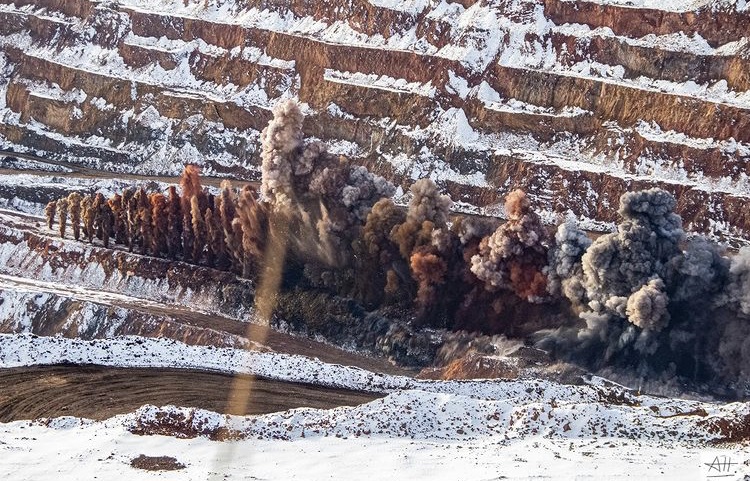Фотограф-экстремал запечатлел взрыв на карьере Кривого Рога