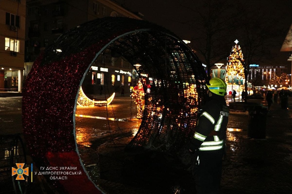В Днепре на Европейской площади горела новогодняя декорация