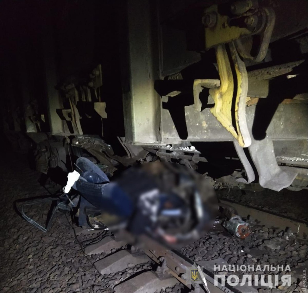 Под Одессой в ДТП на железнодорожном переезде погиб водитель легковушки - его машина столкнулась с грузовым поездом