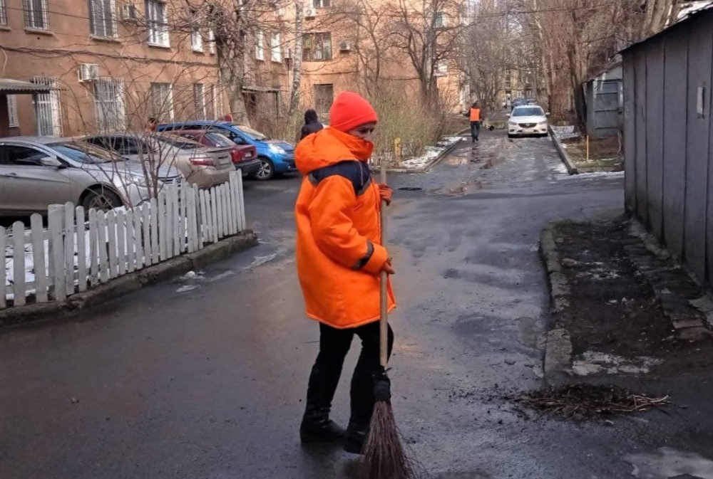 Коммунальщики продолжают комплексную уборку дворов. Фото
