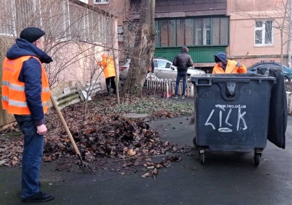 Коммунальщики продолжают комплексную уборку дворов. Фото