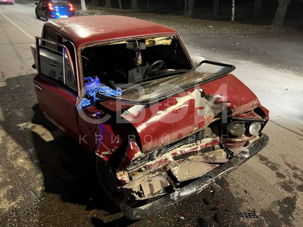 В Кривом Роге на Электрозаводской столкнулись ВАЗ и Opel: есть пострадавшие
