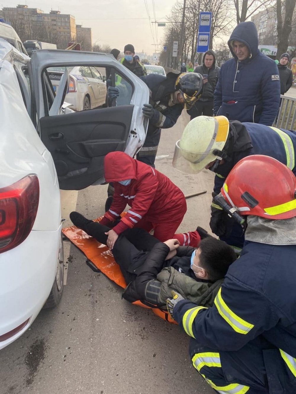 В Кривом Роге столкнулись Chevrolet и такси: пострадавшего из салона вырезали спасатели