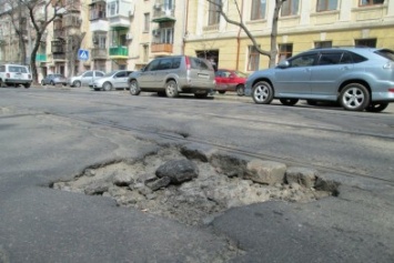 В центре Одессы водители рискуют повредить авто (ФОТО, ВИДЕО)