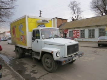 Грузовик с рекламой крекеров ехал и "крушил" машины (ФОТО)