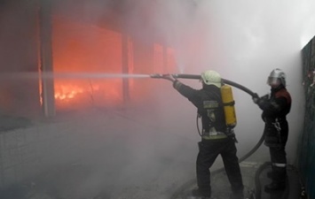 В Киеве снова горел радиорынок: разбушевавшийся огонь уничтожил торговые павильоны с дорогим товаром