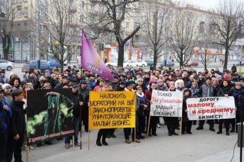 Запорожских депутатов сотни предпринимателей встретили митингом под мэрией