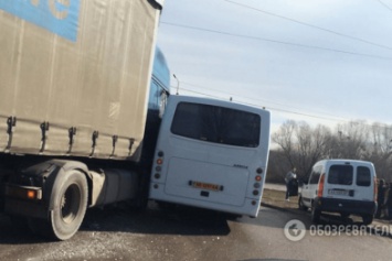 В Голосеевском районе маршрутка с пассажирами столкнулась с грузовиком (ФОТО)