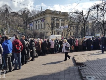 Митингующие собрались возле столичной гостиницы "Днепр"