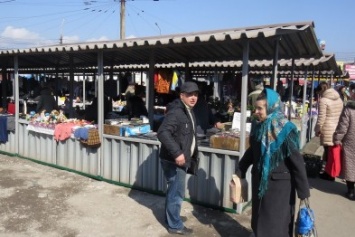 Не всем торгующим "с земли" на улице Казанцева хватило места на благоустроенном "блошином" рынке (ФОТО+ВИДЕО)