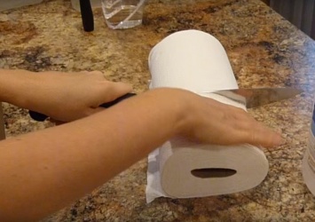 Она режет рулон бумажных полотенец, а потом вымачивает его. Обалденный результат!