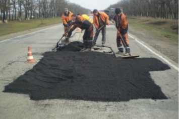 Служба автодорог в Херсонской области борется с ямами на дорогах