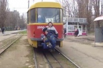 Опасные игры: Одесские подростки рискуют жизнью ради бесплатного проезда (ВИДЕО)