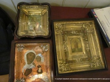 Россиянин пытался вывезти из Украины три старинные иконы