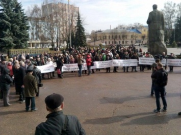 Несколько сотен человек вышли на митинг под стены Житомирской ОГА