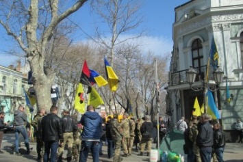 Одесситы продолжают пикетировать прокуратуру (ФОТО)