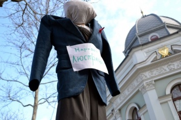 Активисты заблокировали одесскую прокуратуру: они потребовали убрать Стоянова и повесили чучело прокурора