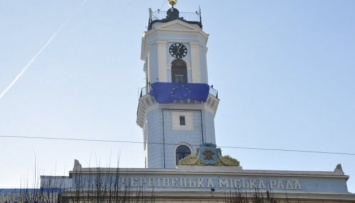 В Черновцах под мэрией - сразу три пикета