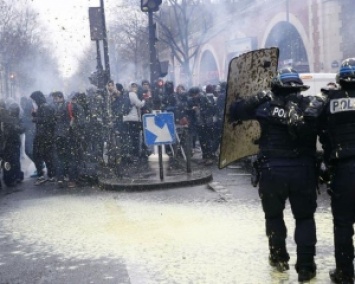 Акции протеста в Париже: полиция применила слезоточивый газ (ФОТО)