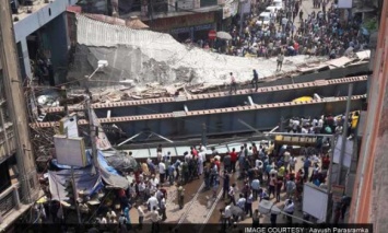 Вследствие обвала эстакады в Индии погибли 10 человек, около 150 находятся под завалами