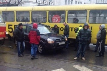 В Харькове трамвай сошел с рельсов и врезался в иномарку (ФОТОФАКТ)