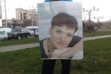 Николаевцы ежедневно выходят на пикет в поддержку Надежды Савченко