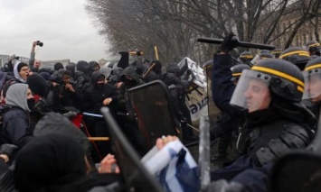 Во Франции произошли столкновения между студентами и полицией, ранены трое полицейских, - источник