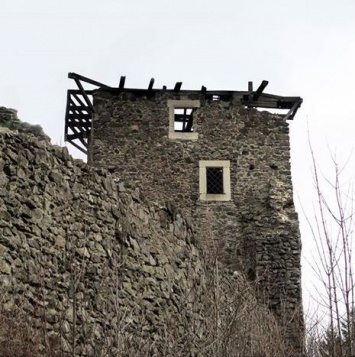 В Невицком замке обрушилась крыша с башни (ФОТО)