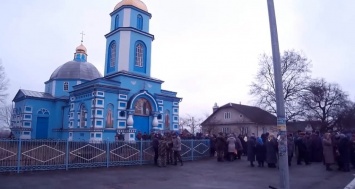 В Птичьей Ровенской обл. продолжается конфликт вокруг церкви: прихожане пикетировали областное управление полиции