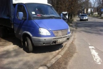 На улице Фурманова в Днепропетровске грузовик полностью перегородил тротуар (ФОТО)